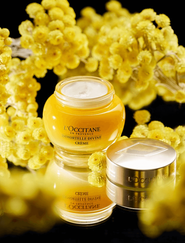  L'occitane En Provence Immortelle Divine Ddvanced Youth Face Cream 5 ml. ผลิตภัณฑ์ที่ขายดีที่สุดของเราได้รับรางวัลชนะเลิศรางวัล “Miracle” ที่ได้รับสมญาว่าเป็นครีมแห่งความมหัศจรรย์ มาบัดนี้ด้วยความเข้มข้นที่มากขึ้นของน้ำมันหอมระเหยจาก Immortelle   ช่วยปกป้องผิวจากสิ่งเร้าภายนอก ด้วยสูตรที่หรูหรานี้ถูกบรรจุไว้ด้วยสารอาหารหลากหลายชนิดในขณะที่ยังคงความบางเบาของเนื้อสัมผัสไว้ มันจะปรับเปลี่ยนพื้นสีผิวหน้าของคุณ เผยให้เห็นถึงความเรียบเนียนขึ้น อวบอิ่มขึ้นเพื่อผิวที่ดูสุขภาพดี