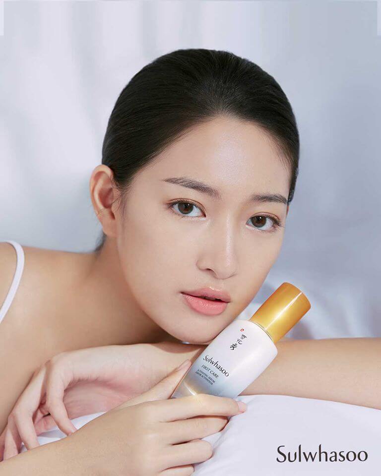 Sulwhasoo First Care Activating Serum 8 ml New JAUM ActivatorTM Sulwhasoo “First Care Activating Serum” ทีสุดแห่งเซรั่มกับการเปลี่ยนแปลงครั้งใหญ่ของ First Care Activating Serum รุ่นที่ 5 สู่ปีที่ 23 แห่งการค้นคว้า ผนวกกับที่สุดแห่งเทคโนโลยี JAUM Activator™ มอบผลลัพธ์อันทรงอานุภาพที่มากกว่าทุกรุ่นที่ผ่านมา First Care Activating Serum ขั้นตอนแรกที่ช่วยเสริมอานุภาพขีดความสามารถในการปรนนิบัติผิว พร้อมการดูแลลดเลือนริ้วรอยแรกเริ่มอันเป็นเอกลักษณ์ของแบรนด์โซลวาซู สู่การฟื้นฟูผิวให้มีสุขภาพดีในทุกๆวัน