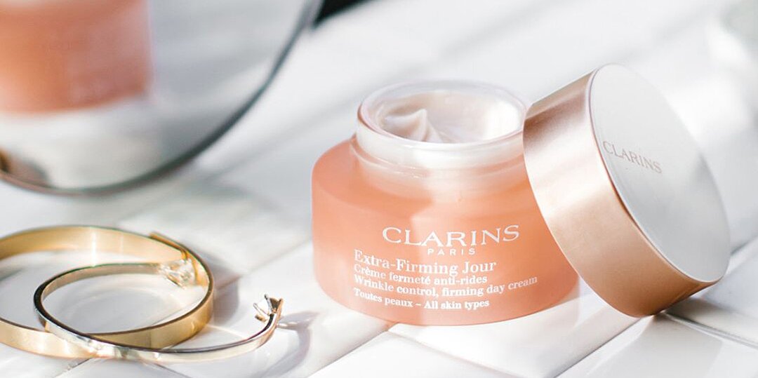 Clarins Extra Firming Jour Wrinkle Control Firming Day Cream All Skin Types 50 ml ครีมฟื้นฟูผิวในตอนกลางวัน สำหรับทุกสภาพผิว ลดเลือนริ้วรอย ยกกระชับ มอบผิวเปล่งปลั่งกระจ่างใส อ่อนเยาว์ ปรับสีผิวให้ดูสม่ำเสมอ เรียบเนียน เติมความชุ่มชื้นให้ผิวอย่างล้ำลึก เนื้อสัมผัสที่บางเบา ซึมซาบไว ถึงขีดสุด